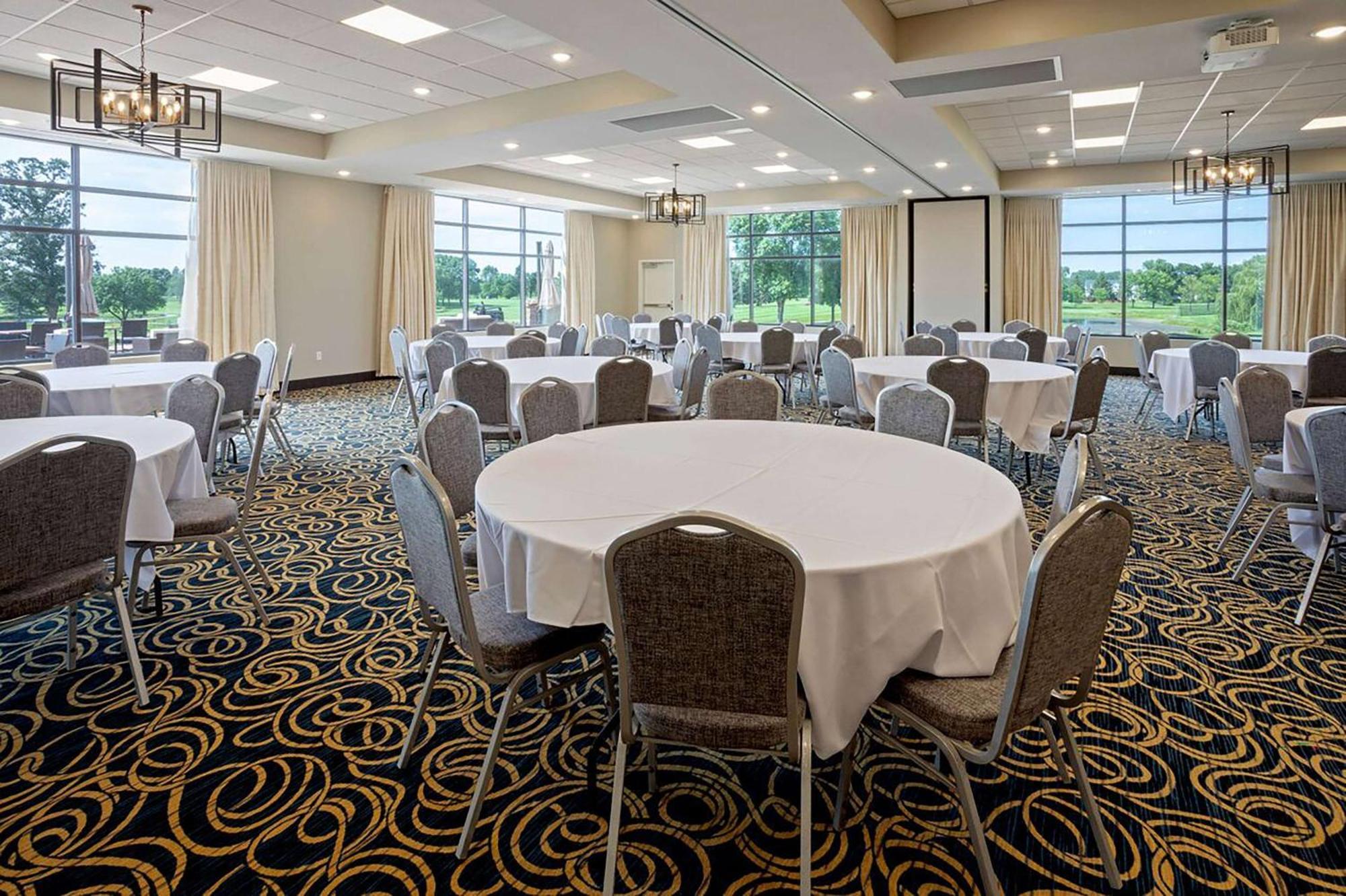 Little Crow Resort & Conference, Trademark By Wyndham Spicer ภายนอก รูปภาพ
